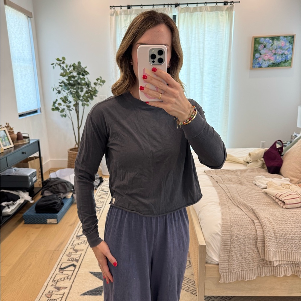 Vuori Women's Charcoal Gray Long Sleeve Top